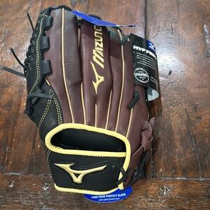 Mizuno LEFT HANDED baseball glove. NWT.